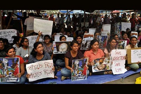 AIIMS, Safdarjung doctors issue 48-hour ultimatum to Mamata to meet demands of protesting colleagues