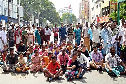 Family members of the victim protesting to take action against the Siddha doctor in front of CMCH on Monday