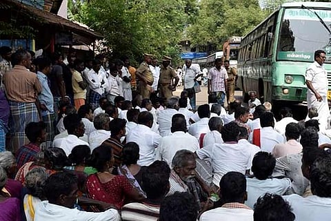 Villagers prevented from using hand pump, block road