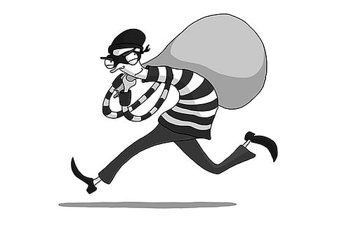 Woman ‘govt staffer’ steals Rs 53k from house