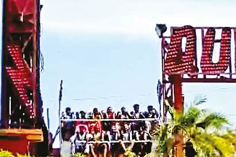 Seconds before falling, the cables holding the passengers snap in two at Queensland.