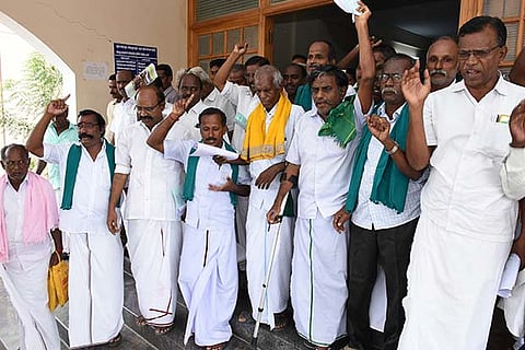 Condemning the Karnataka government and also demanding the withdrawal of the hydrocarbon extraction