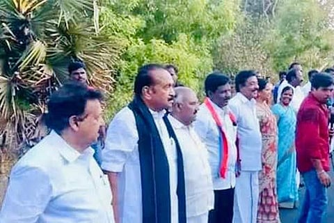 MDMK leader Vaiko with former Minister Ponmudi forming a human chain at Marakkanam on Sunday