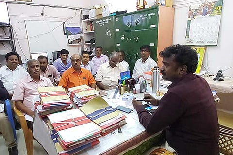 Tiruvannamalai CEO Jayakumar addressing DEOs on various school related issues