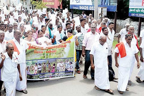 Farmers holding the rally against the green corridor project head towards the Salem Collector?s office