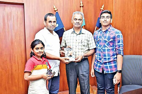 Srihitha, her father Sathyanarayana and brother Yatin with AK Viswanathan