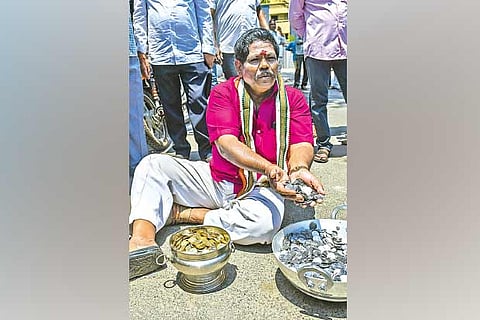 Independent forces officials to count coins