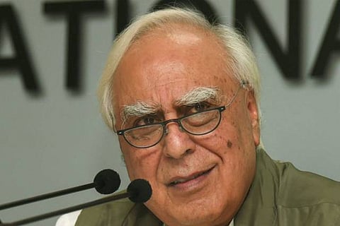 Cong releases videos of 'govt officials' claiming they can exchanging old notes after DeMo