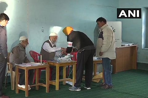 Fifth phase Lok Sabha polls: Voting begins in 51 seats - Rajnath, Rahul, Sonia in fray