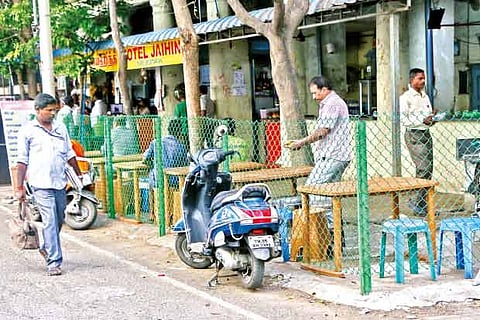A railing put up by a hotel occupies large tracts of land making the roads narrower inside the Secretariat