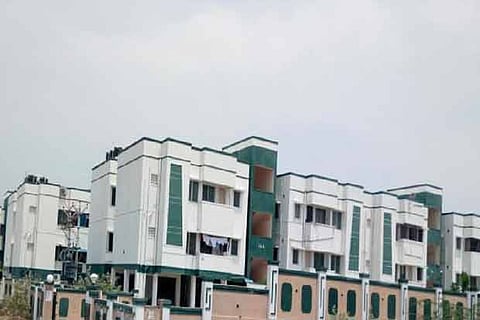 Cops wait in queue while 43 dismissed officers refuse to vacate police quarters