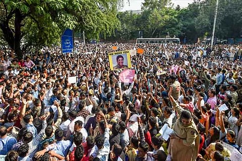 Police personnel protest outside the Delhi Police headquarters on Tuesday