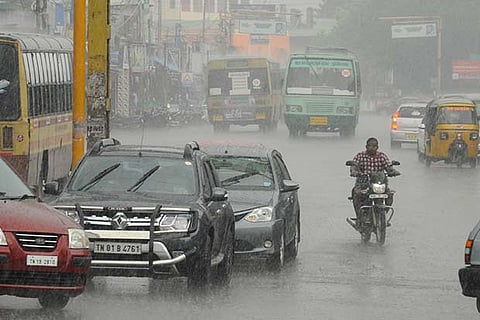 Vehicles proceeding despite heavy rain in Tiruchy on Thursday