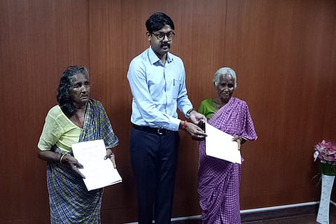 Tirupur Collector K Vijayakarthikeyan with the two elderly women