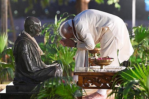 Modi pays tributes to Father of Nation at Sabarmati Ashram