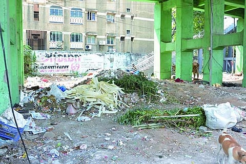 Vendors continue to keep stalls and dump waste