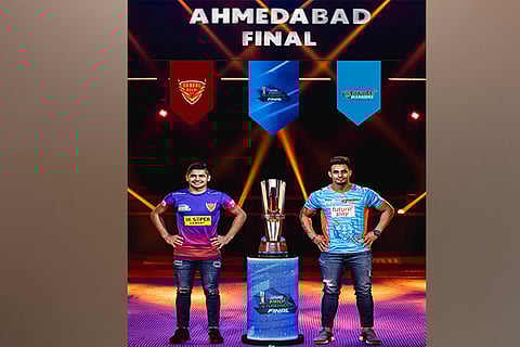 Dabang Delhi?s lead raider Naveen Kumar and Bengal Warriors? regular skipper Maninder Singh pose