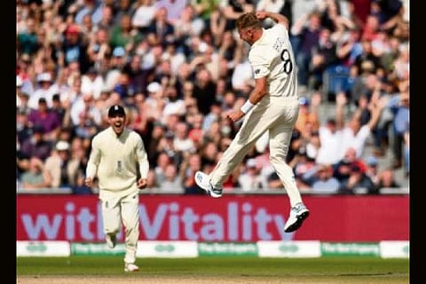 Archer, Broad make inroads but Aus lead extends to 259