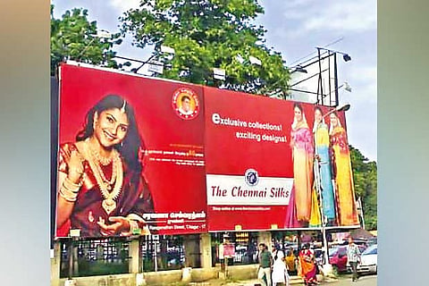 Invite applications for licences to erect hoardings: HC to govt