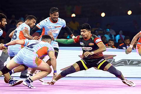 Bengaluru Bulls raider Pawan (in black) received little support