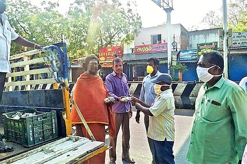 Food being distributed by Corporation staff in Tiruchy on Tuesday