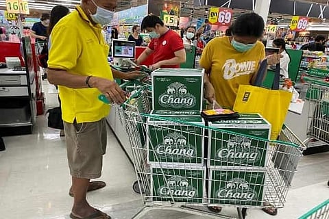 Thais queue for booze before 10-day alcohol ban in Bangkok