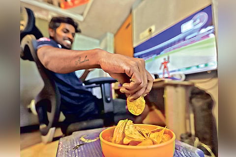 Glued on to TV while snacking calories would result in unchecked weight gain, experts opine