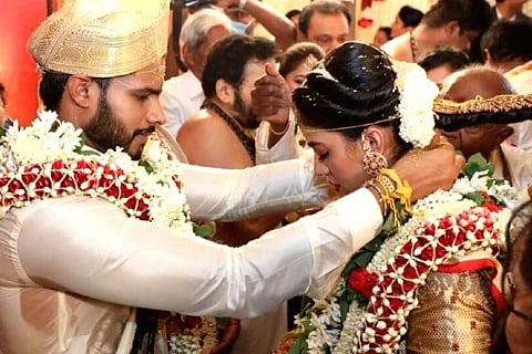 Nikhil Kumaraswamy weds Revathi at farmhouse amid lockdown