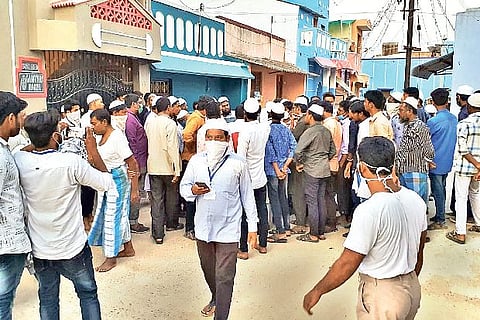 Volunteers crowding in front of Syed Kattar?s house during the altercation