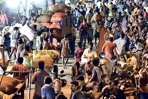 Public not following social distancing norm at Gandhi market on Palpannai Service Road in Tiruchy