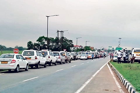 Taxis from Vellore stranded near Lakshmananath toll plaza in Odisha