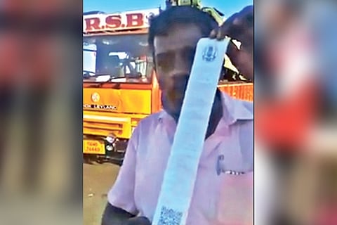 Driver displays the challan of Rs 1000 fine in the video that went viral
