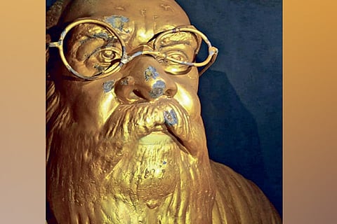 Damaged Periyar bust