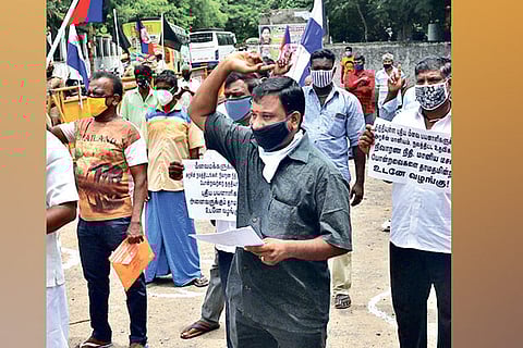 Protest to enroll all fishermen above 18 into welfare board for getting aid