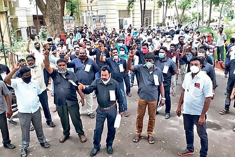 SRMU members clad in black protest privatisation in Tiruchy on Monday
