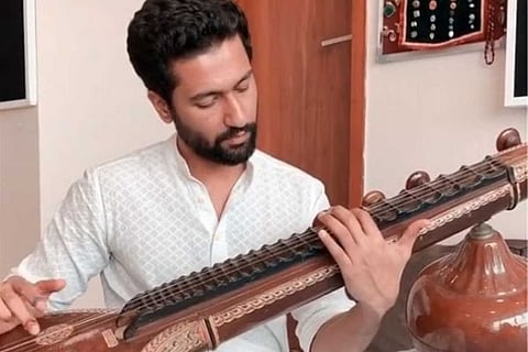 Vicky Kaushal plays 'Ae watan' on Veena to celebrate Independence Day