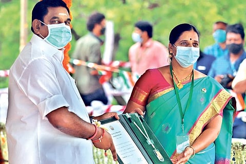 Jayachitra receiving the award from Chief Minister