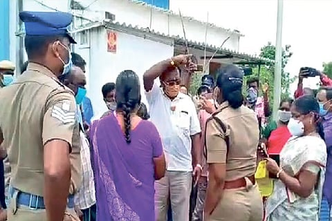 A group of clay Vinayaga idol makers argued with police personnel in Walajabad