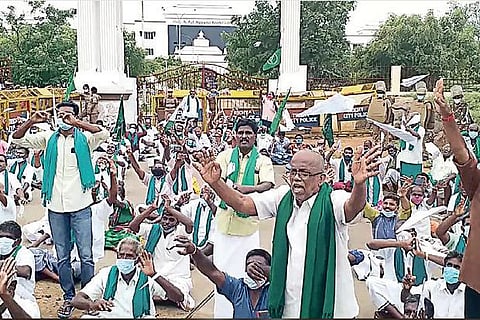 Farmers stopped from joining Delhi mega rally, picketed in front of Tiruchy Collectorate on Monday.