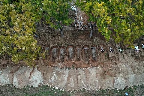 In silence, Greek city buries coronavirus dead