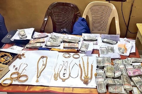 Cash and jewellery seized from the two MVIs in Virudhunagar on Saturday