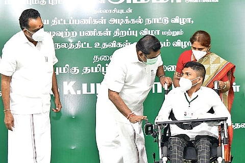 Chief Minister Edappadi K Palaniswami distributing welfare assistance to beneficiaries in Karur