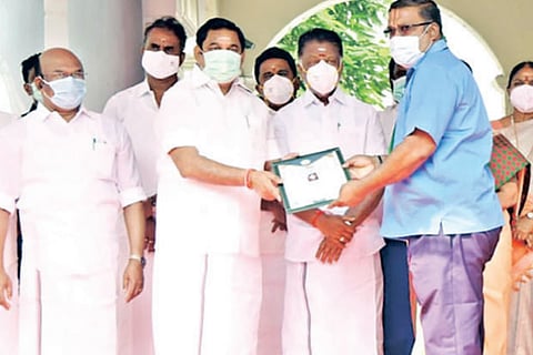 Chief Minister Palaniswami presenting the award to driver R Manavalan at the Secretariat on Tuesday