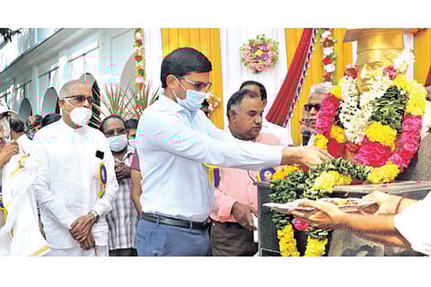 Thanjavur Collector M Govinda Rao pays floral tribute to Ramanujan?s statue in Kumbakonam
