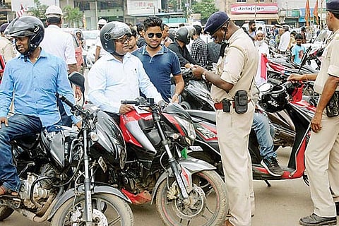 Govt extends validity of motor vehicle documents DL, RC, permits till March 31