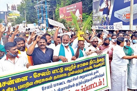Farmers protesting against the Chennai-Salem Green Corridor Project at Salem Collectorate on Monday