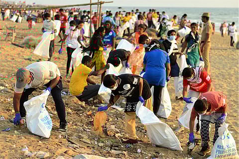 Participants collect garbage during the Ploggathon (Photo: Manivasagan N)