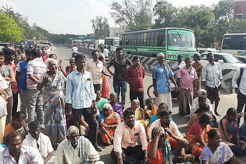 Relatives of the deceased girl stage protest near Dindigul Government Hospital on Monday