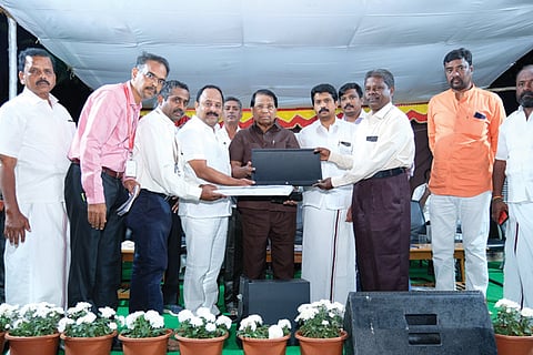 VIT Chancellor G Viswanathan along with MLAs Nandakumar and Eswarappan distribute laptops to students