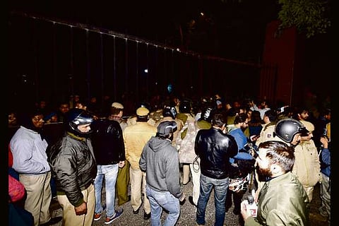 JNU violence: Protest continues at Gateway of India in Mumbai
